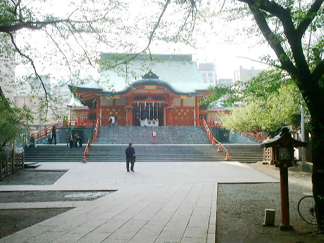 花園神社の拝殿。